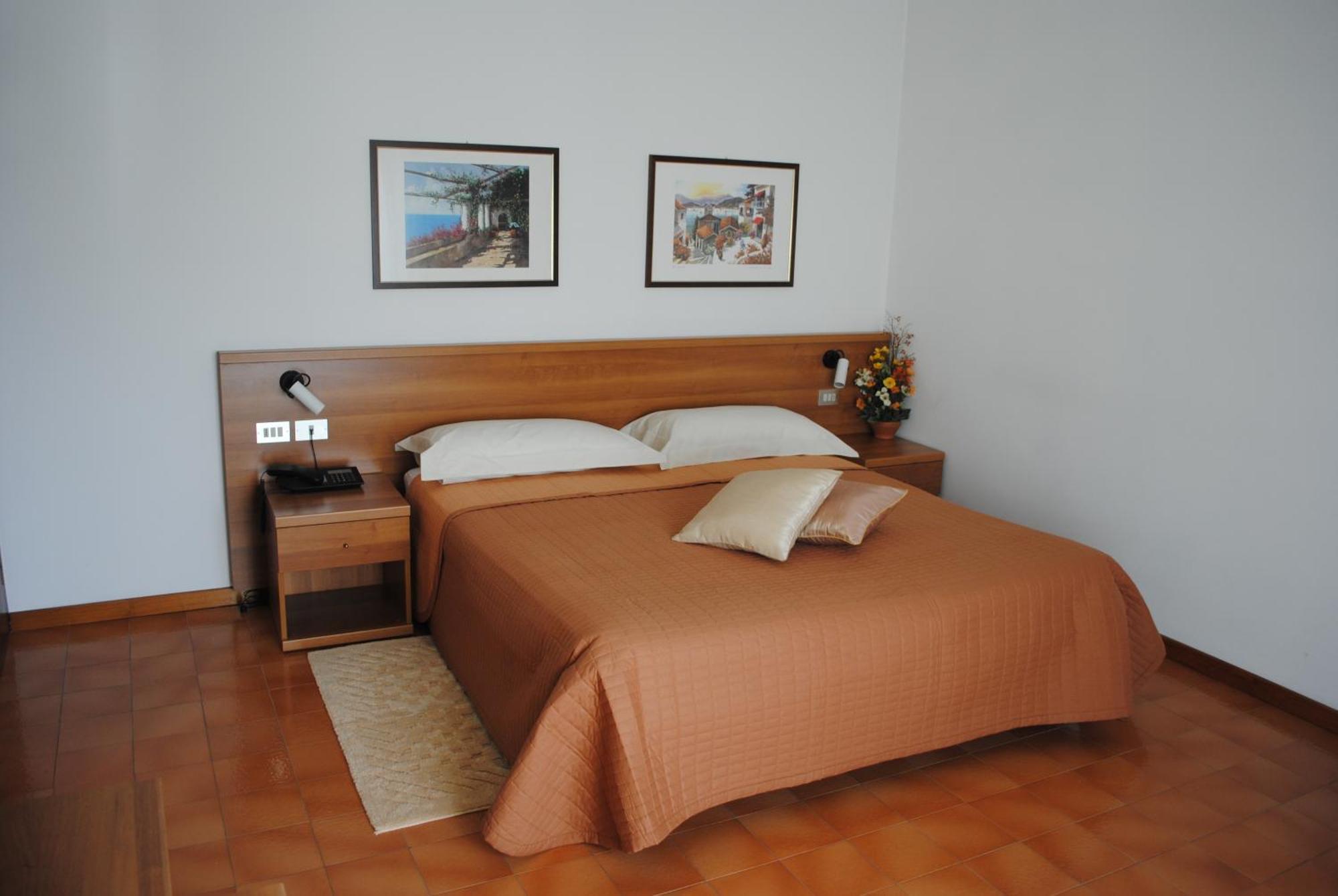 Albergo "Da Mario" Пианоро Екстериор снимка