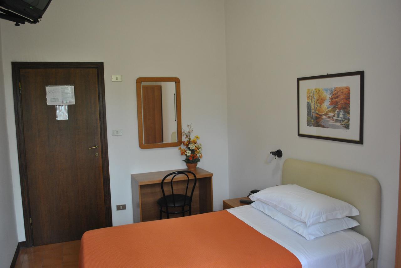 Albergo "Da Mario" Пианоро Екстериор снимка